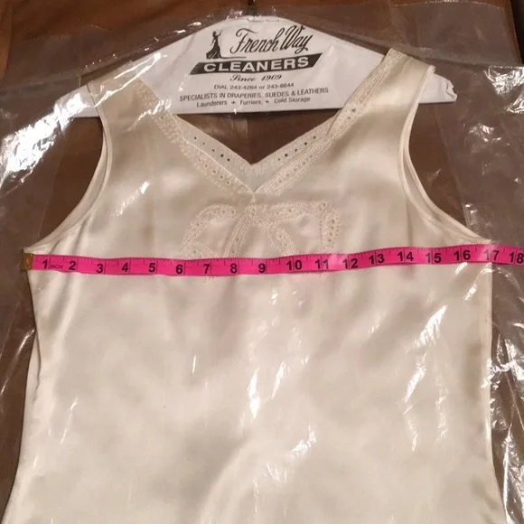 Sleeveless light summer blouse camisole embroidered neckline 100% silk - Picture 6 of 7